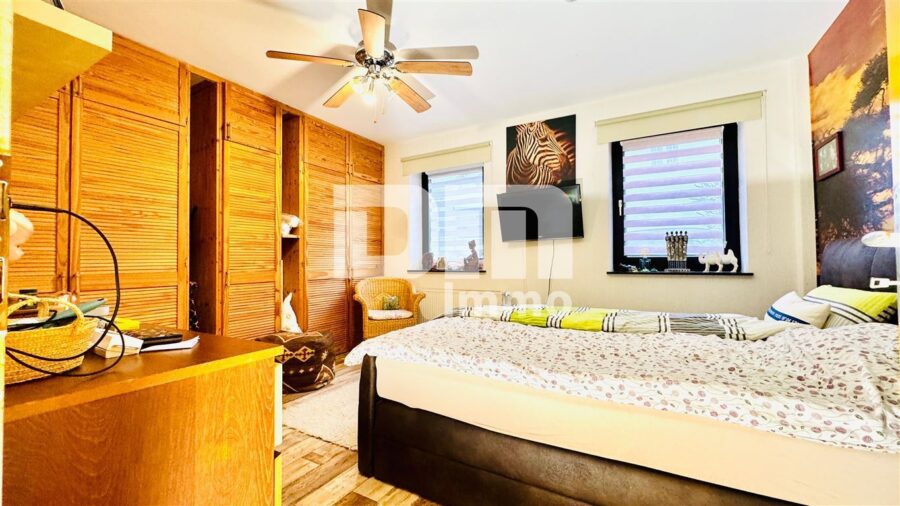 Schönes 1 bis 2 Familienwohnhaus mit großem Garten, Terrasse, Doppelgarage und Herkulesblick - EG Schlafzimmer